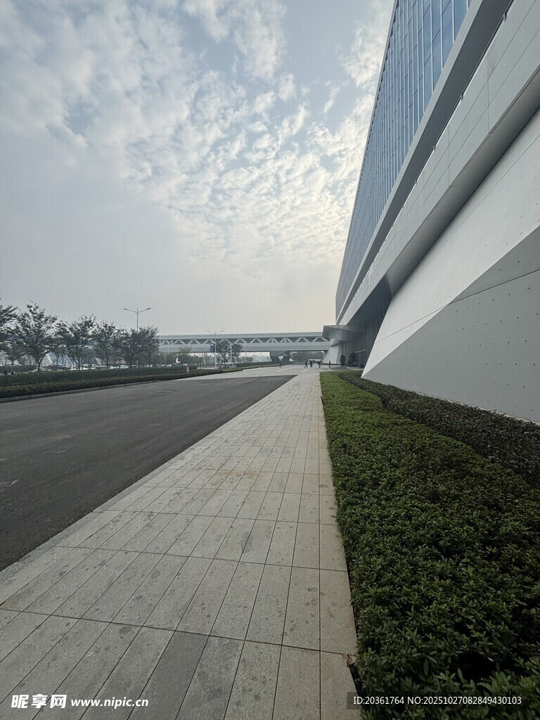 现代建筑旁的宽阔人行道