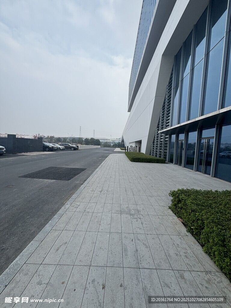 现代建筑旁的宽敞人行道