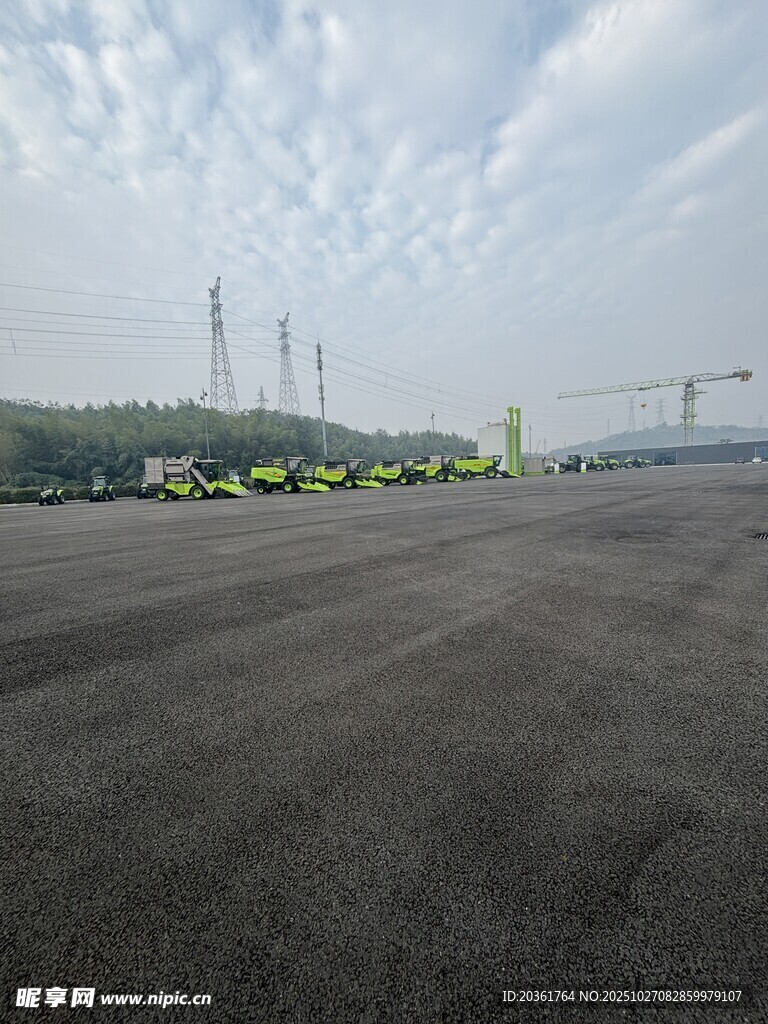 空旷场地与远处施工景象