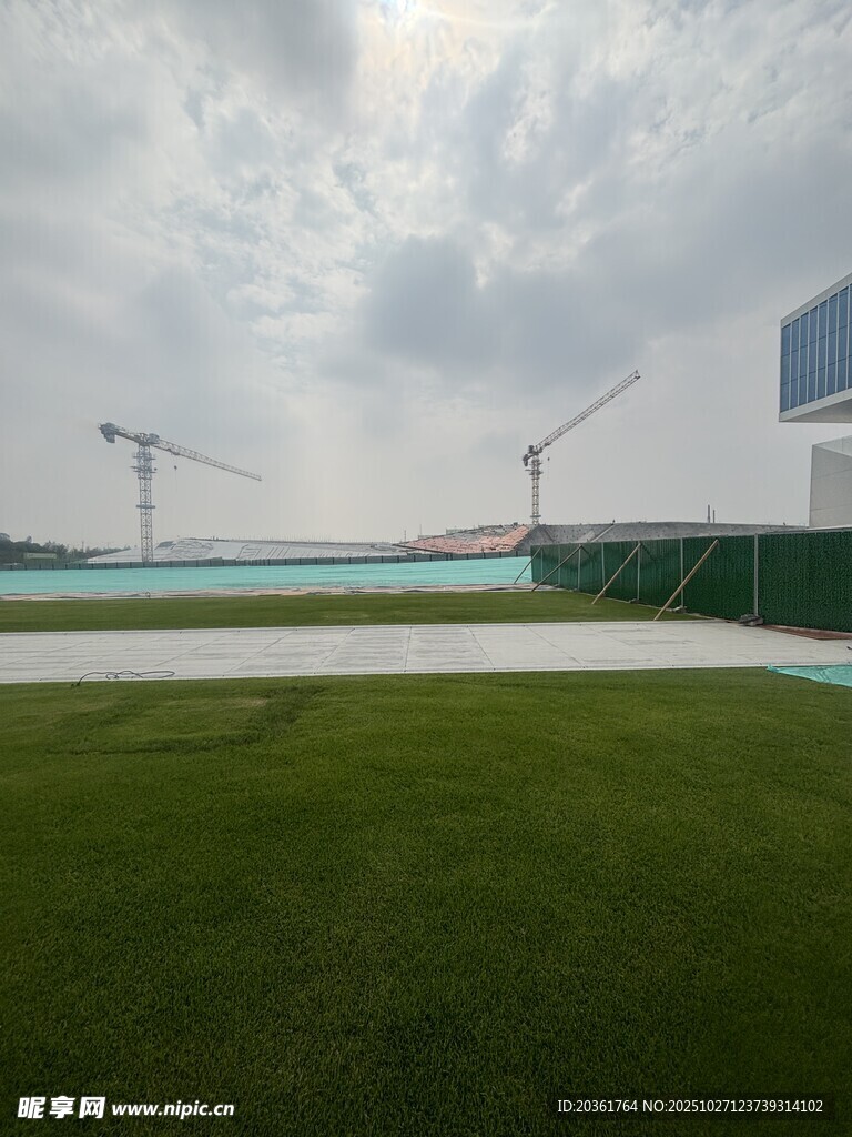 户外绿茵场地与施工景象