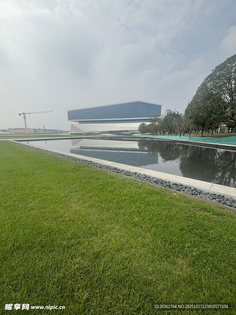 现代建筑旁的翠绿草坪