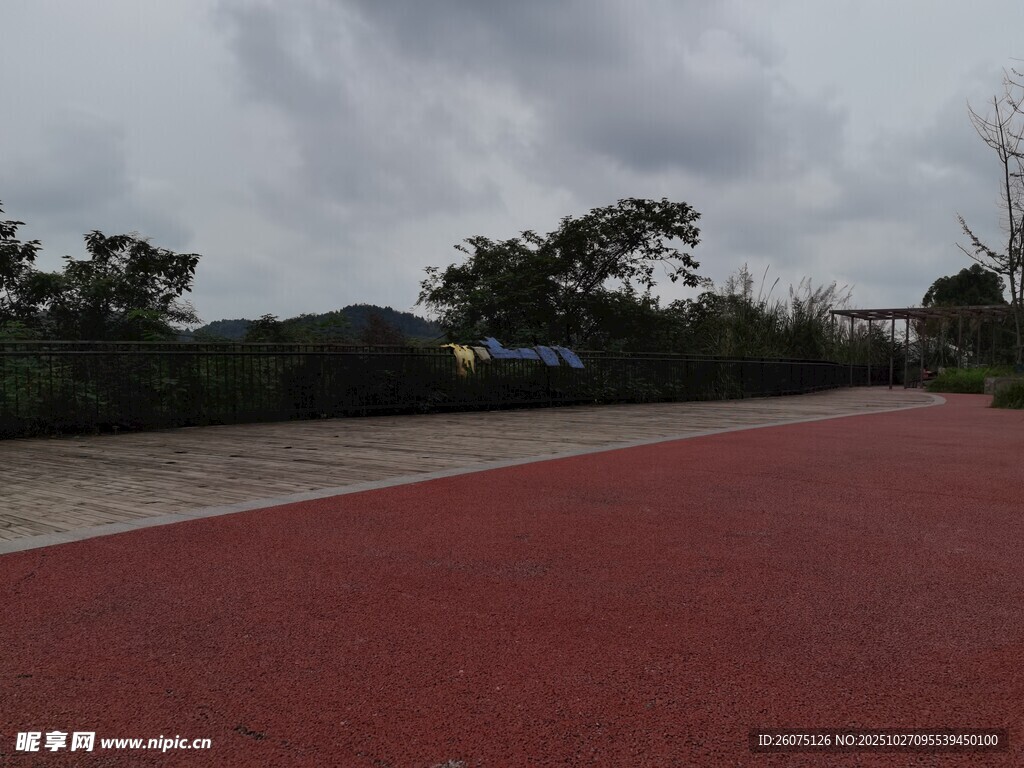 红色步道与远处绿植景观