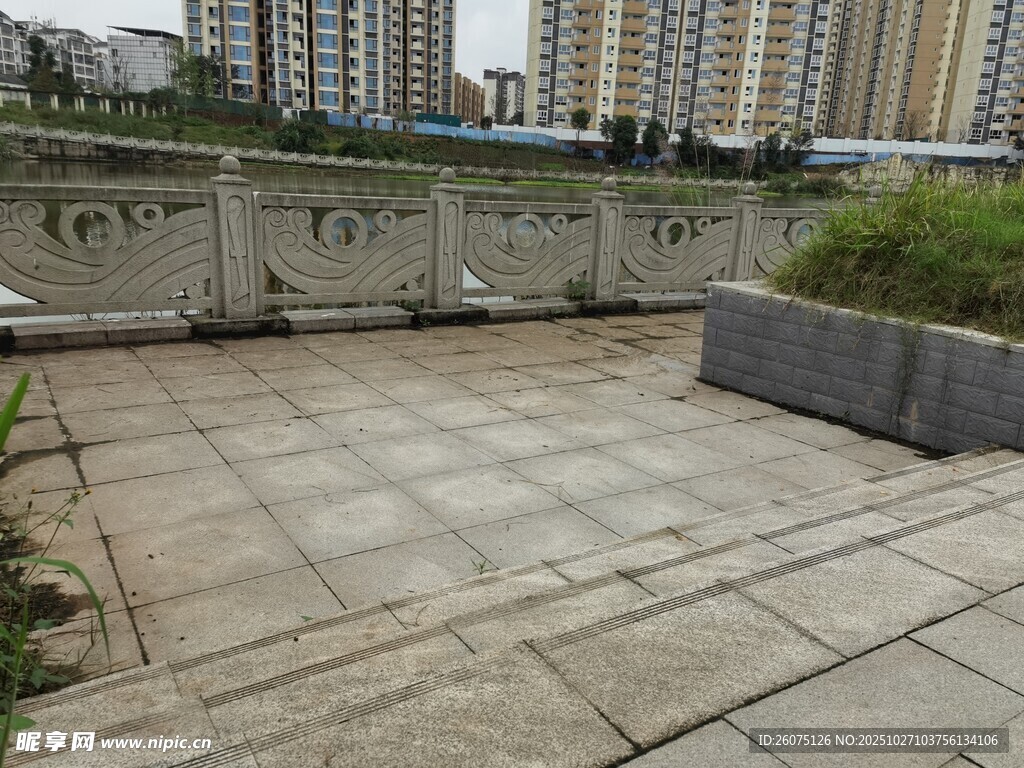 城市中荒废的水泥空地