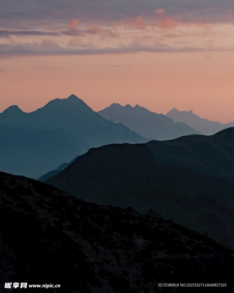 黄昏下的连绵山峦