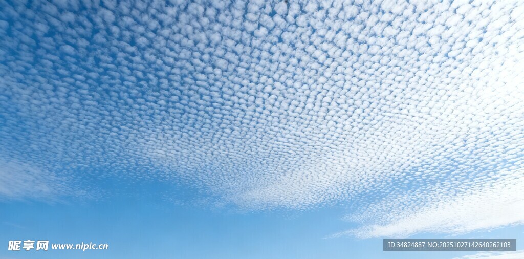 晴朗天空中的美丽云朵
