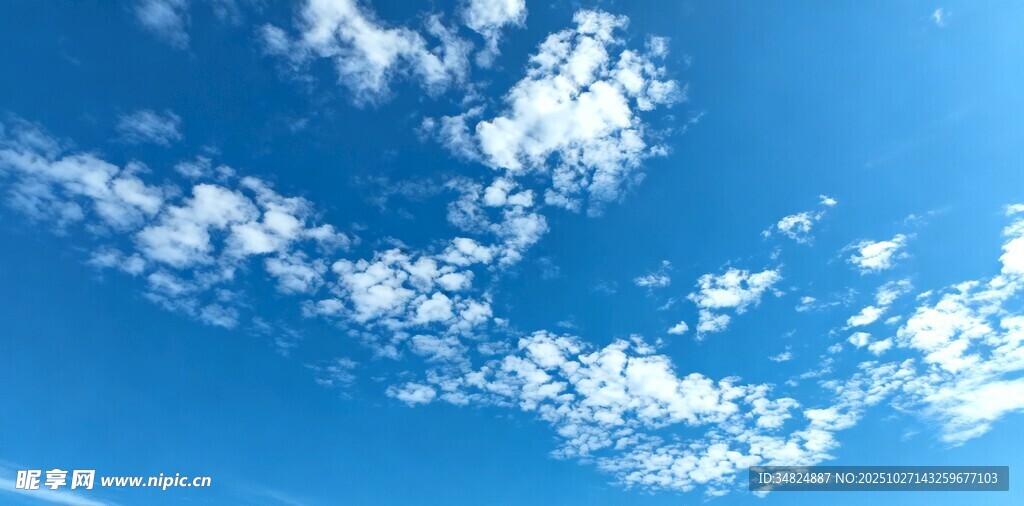 晴朗蓝天飘着朵朵白云