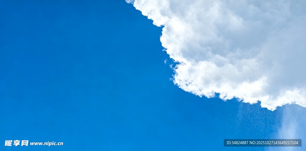 蓝天中的蓬松白云