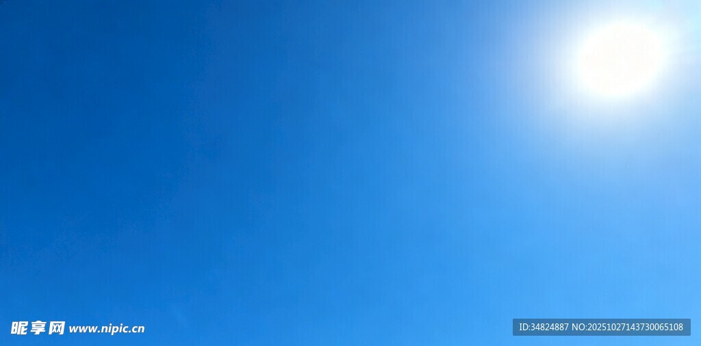 晴朗蓝天中的耀眼太阳