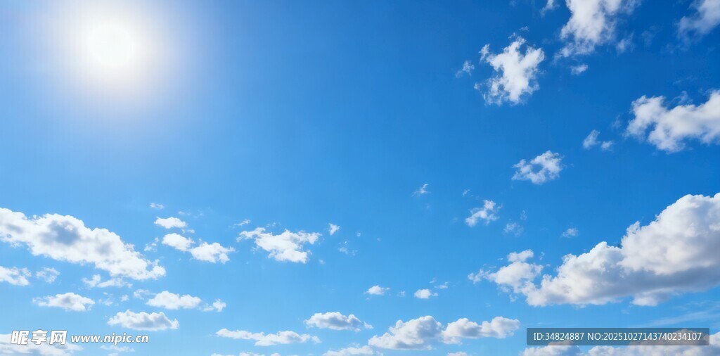 晴朗蓝天与飘浮白云