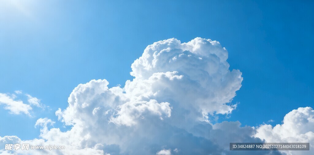 蓝天中的蓬松白云