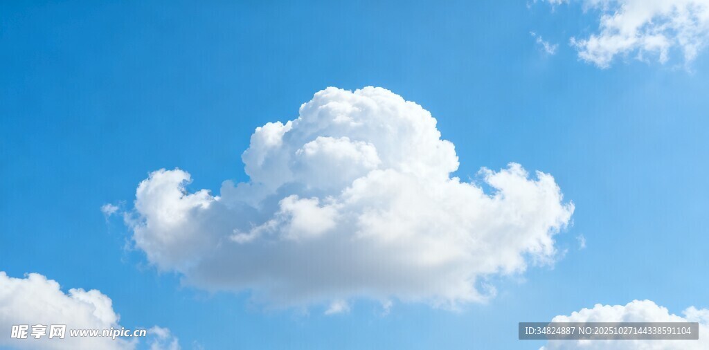 蓝天中的蓬松白云