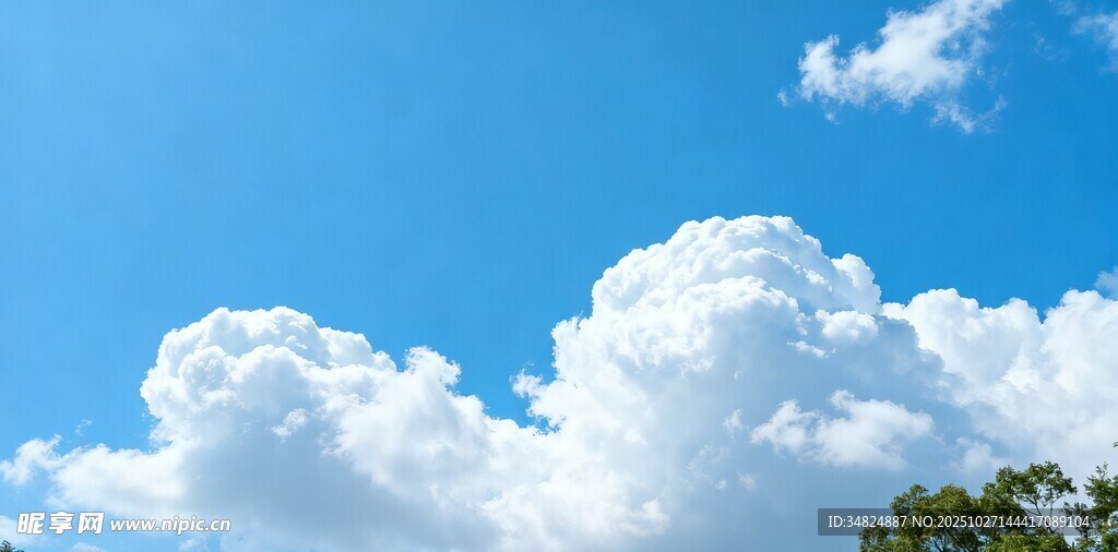 蓝天白云下的清新景致