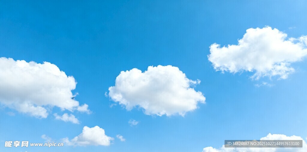晴朗蓝天飘着朵朵白云