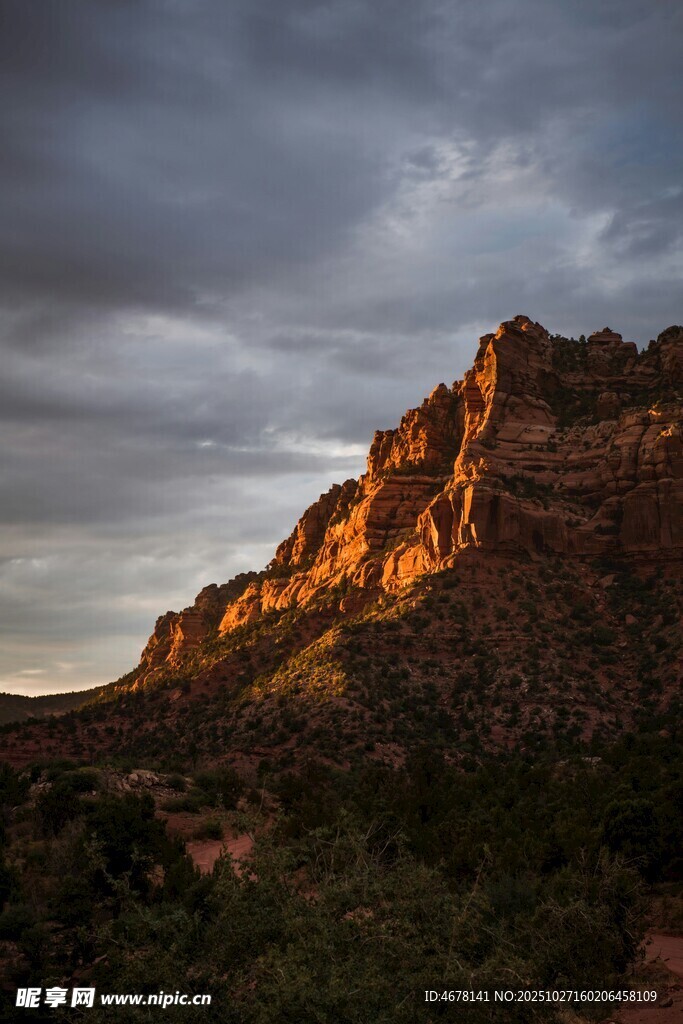夕阳下的壮丽山景