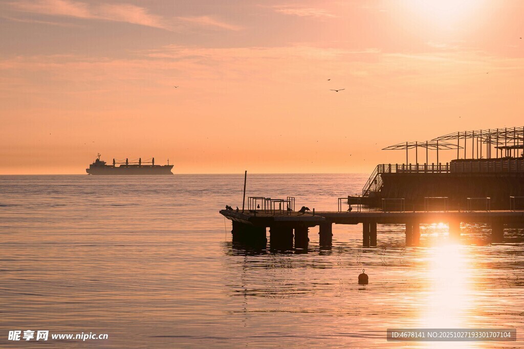 夕阳下的海滨码头美景