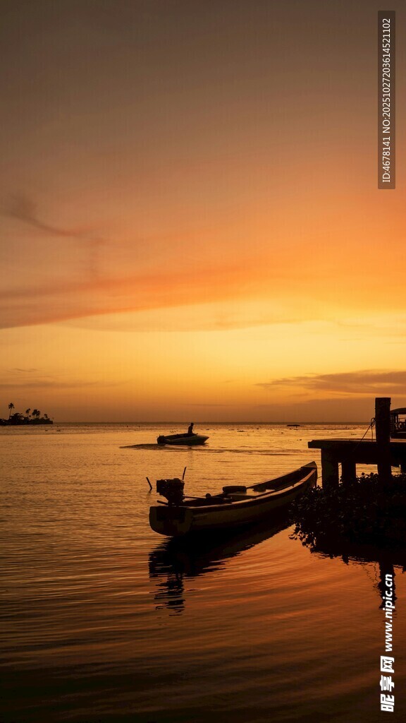 海上日落时的停泊船只