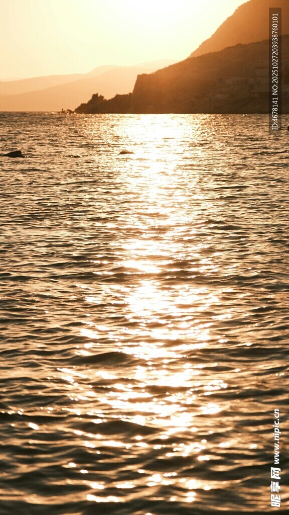 夕阳下波光粼粼的海面
