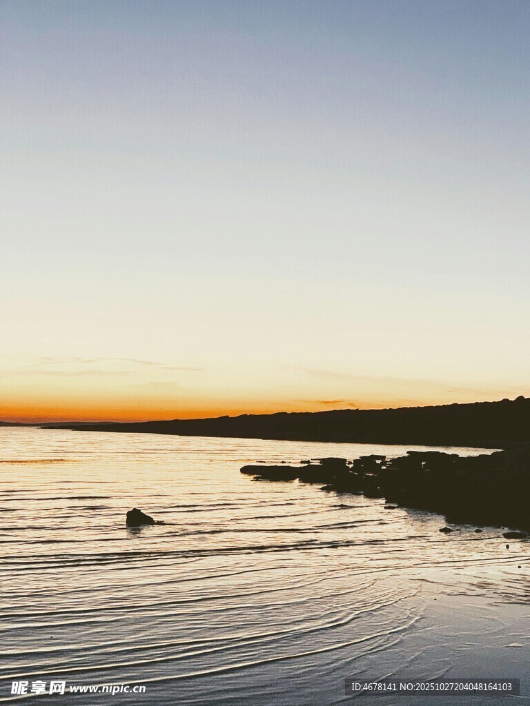 夕阳下的宁静水域