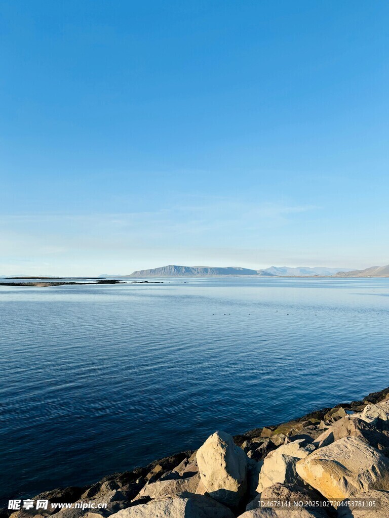 宁静湖畔的岩石与开阔水面