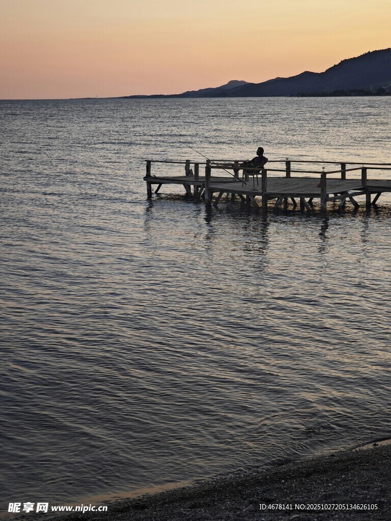 海边暮色中的木质栈桥