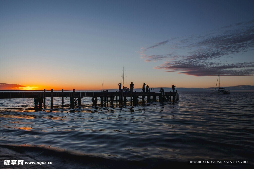 夕阳下的海边栈桥
