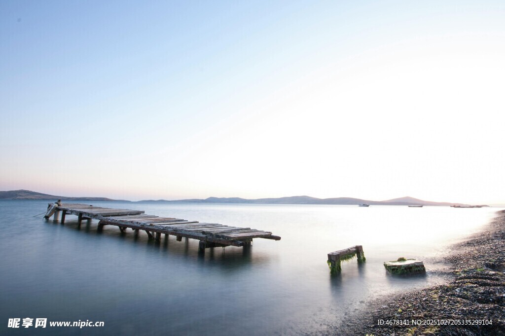 宁静湖畔的木质栈桥