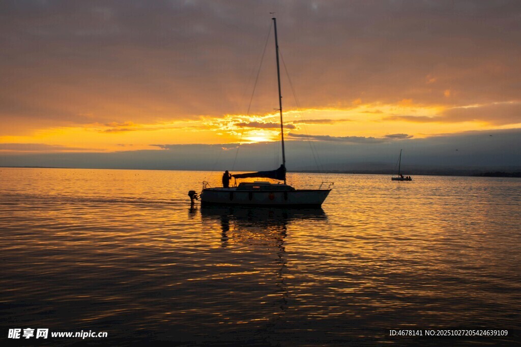 夕阳下的海上帆船美景