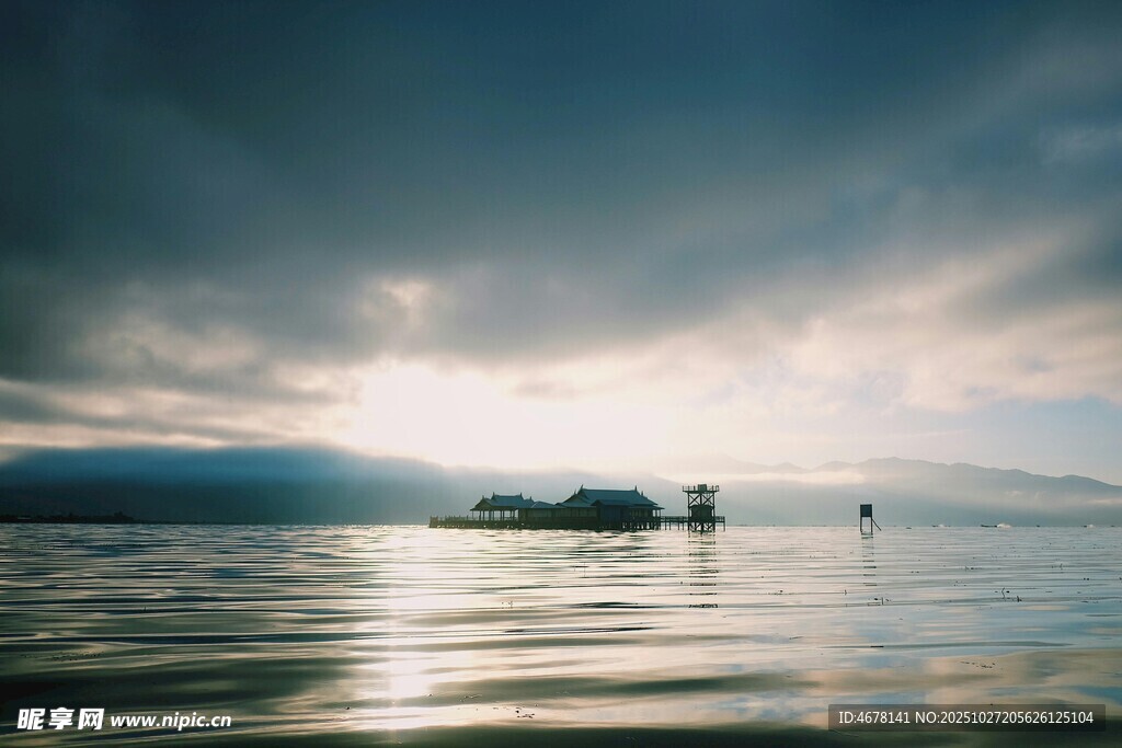 湖面上的朦胧光影与小船