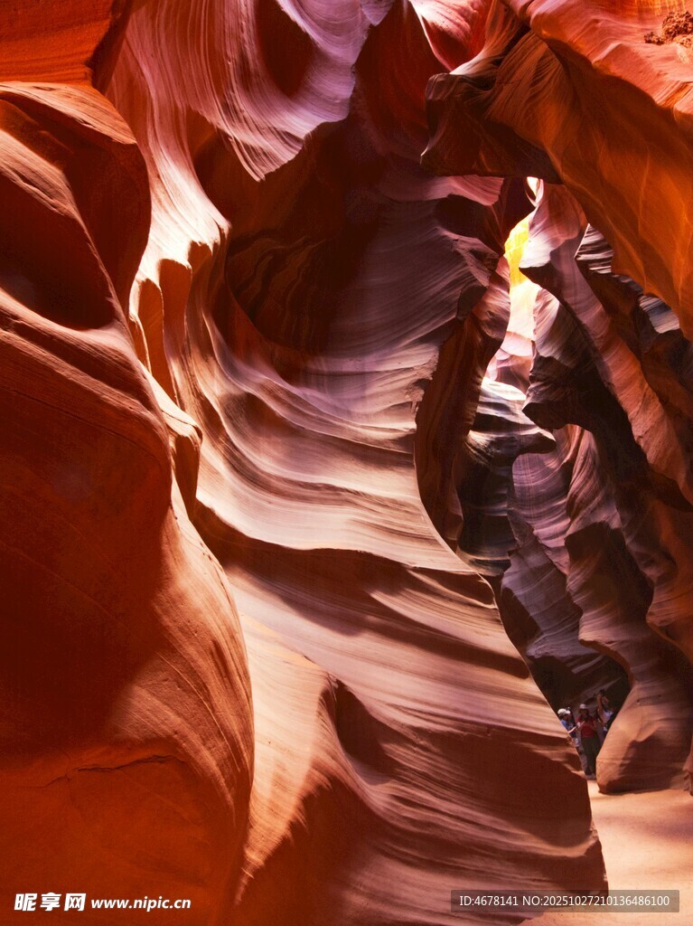 羚羊峡谷内的壮丽岩层景观