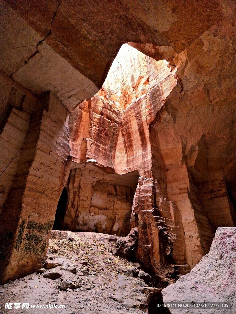 神秘古老洞穴内部景观