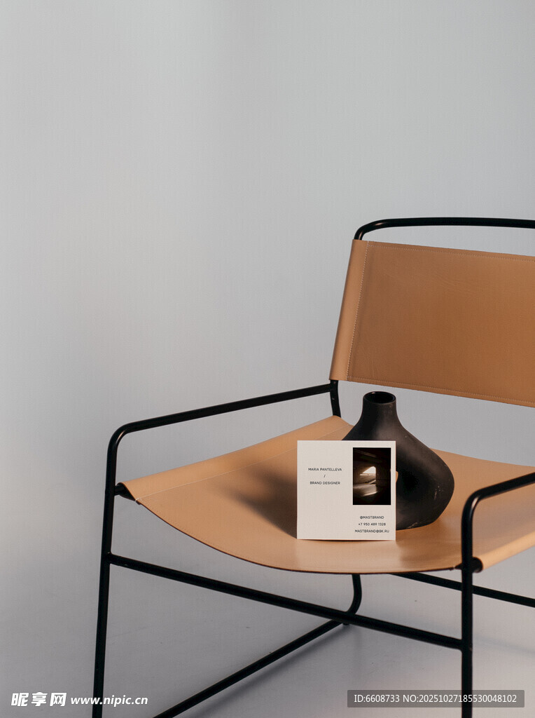 简约风椅子搭配装饰摆件