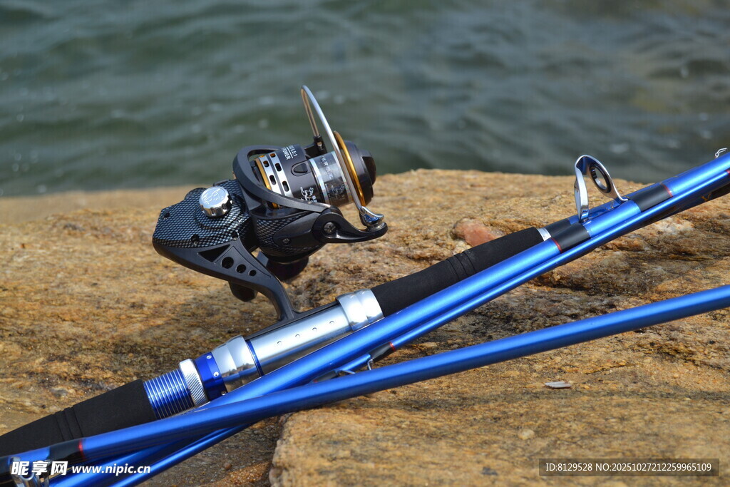 蓝色钓鱼竿与卷线器特写