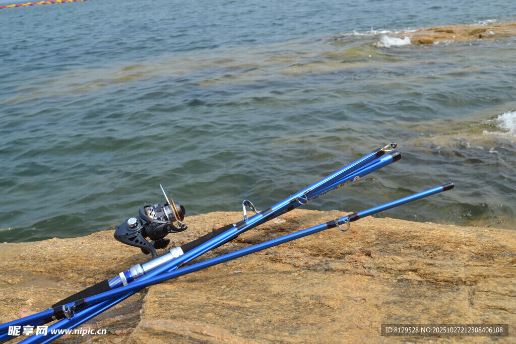 岸边蓝色钓鱼竿与渔具