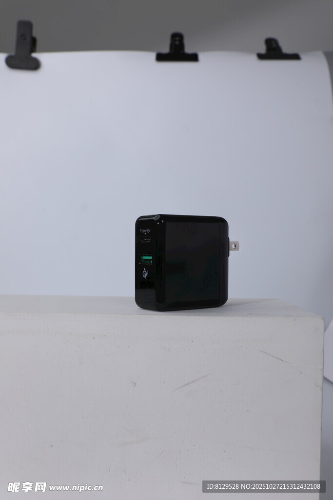 黑色方形设备置于白色台面上