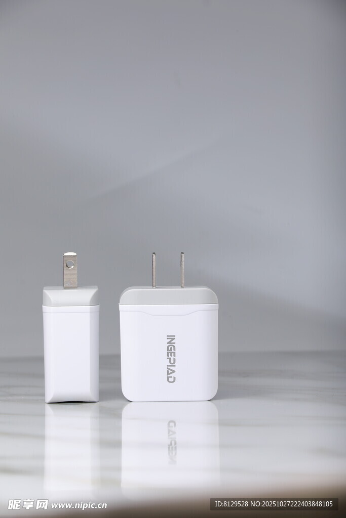 白色简约充电器与插头