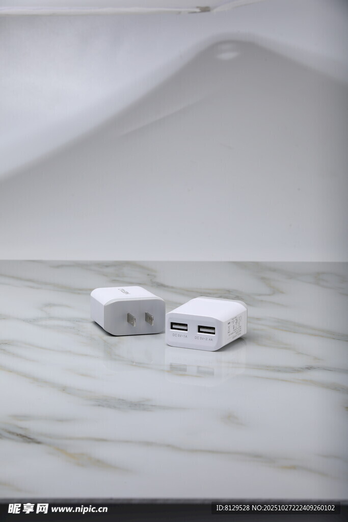 大理石上的白色精致物件