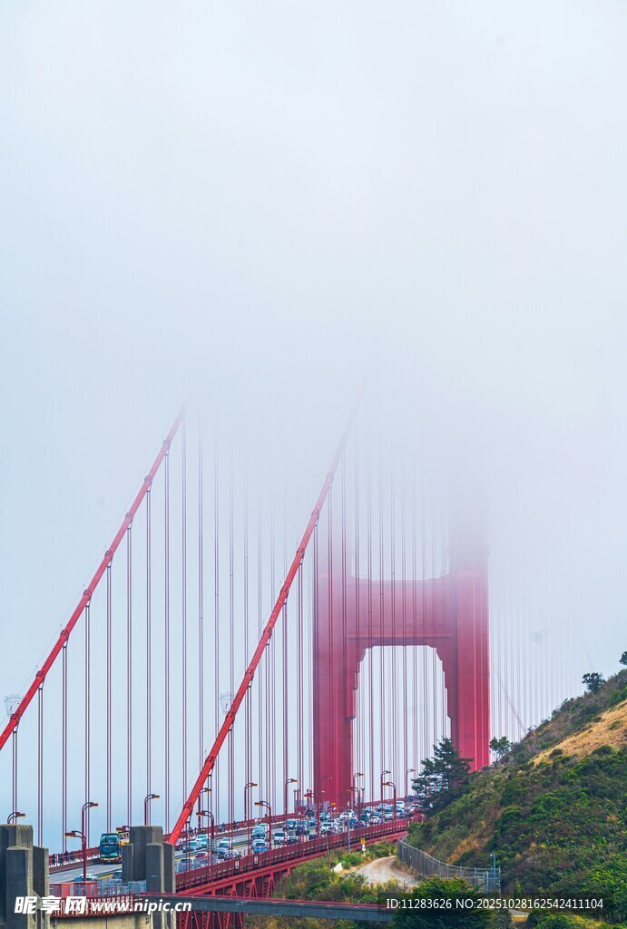 雾中壮观的金门大桥