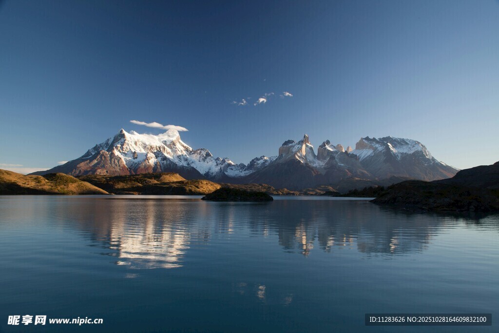 雪山倒映在宁静湖面上