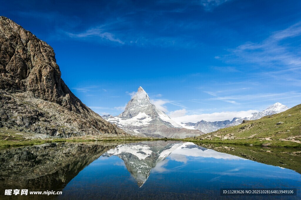 马特洪峰倒映在静谧湖面