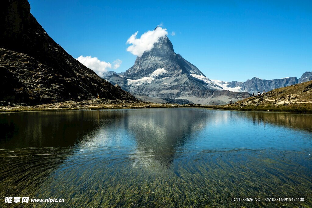 马特洪峰下的静谧湖水