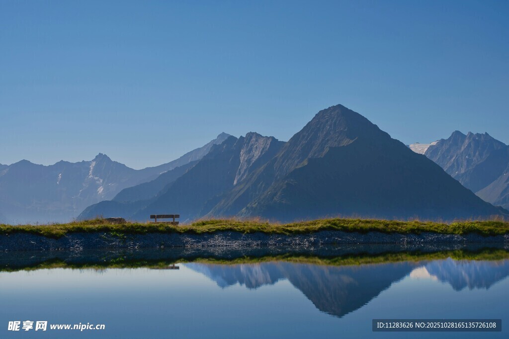 宁静山水倒影美景