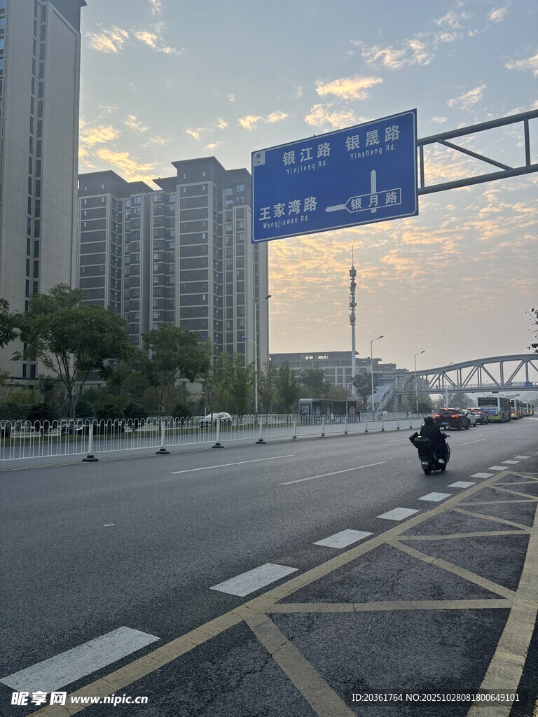 城市道路上的独行身影