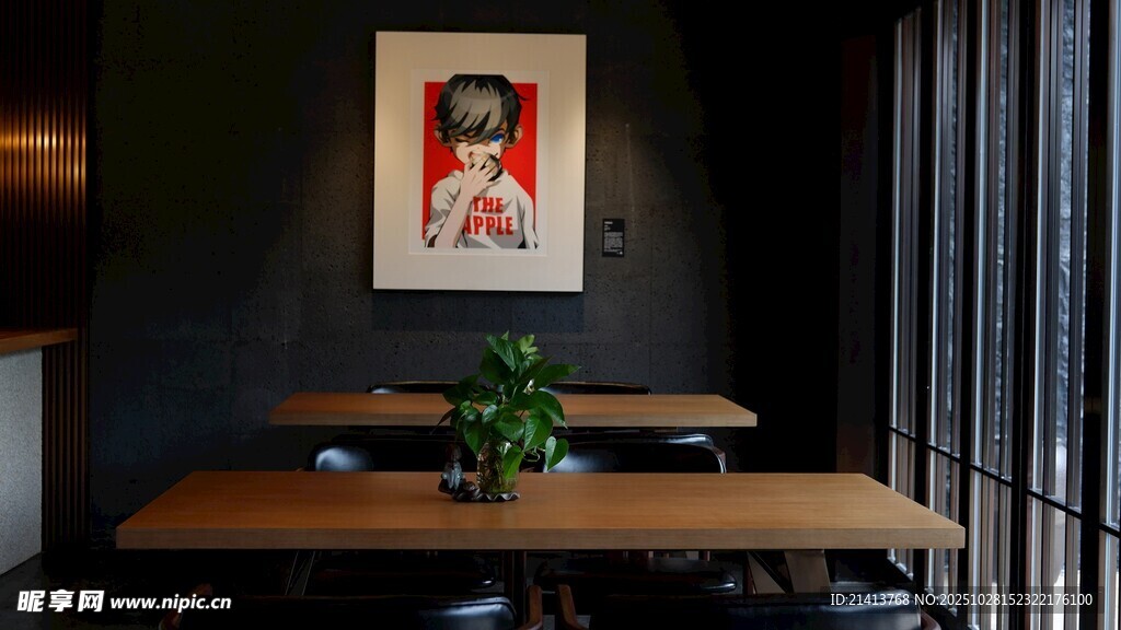 简约室内艺术挂画与桌椅