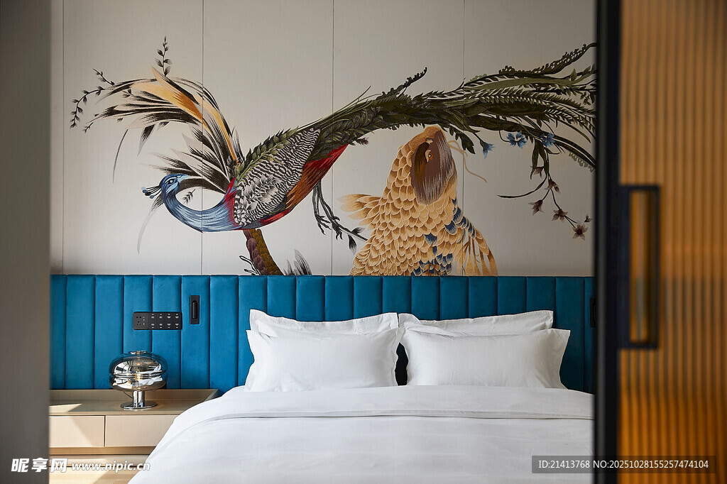 中式凤纹墙饰卧室场景