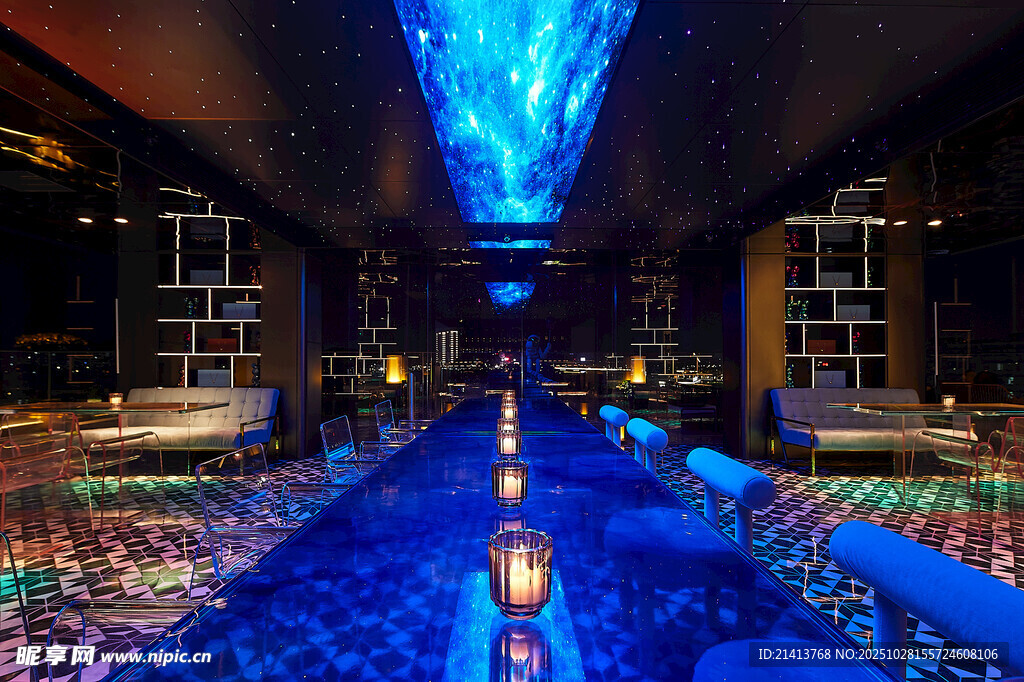 梦幻绚丽的室内泳池夜景