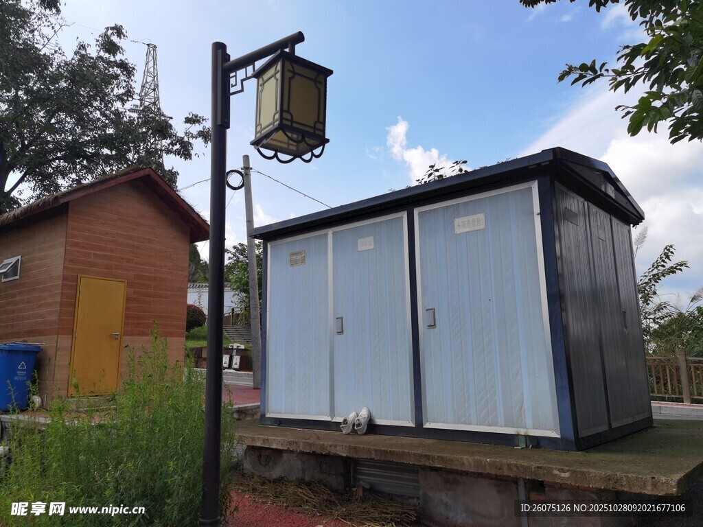 户外简易小屋与周边设施