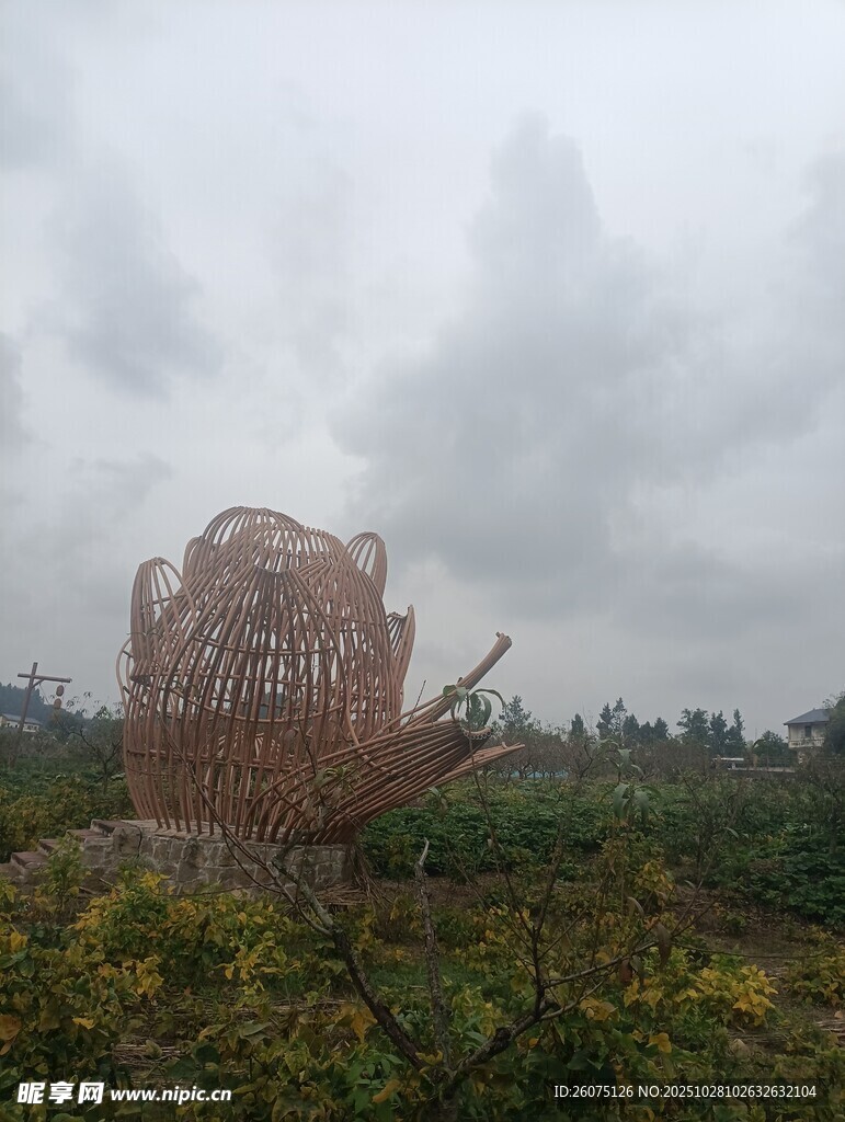 云雾中的神秘古老建筑