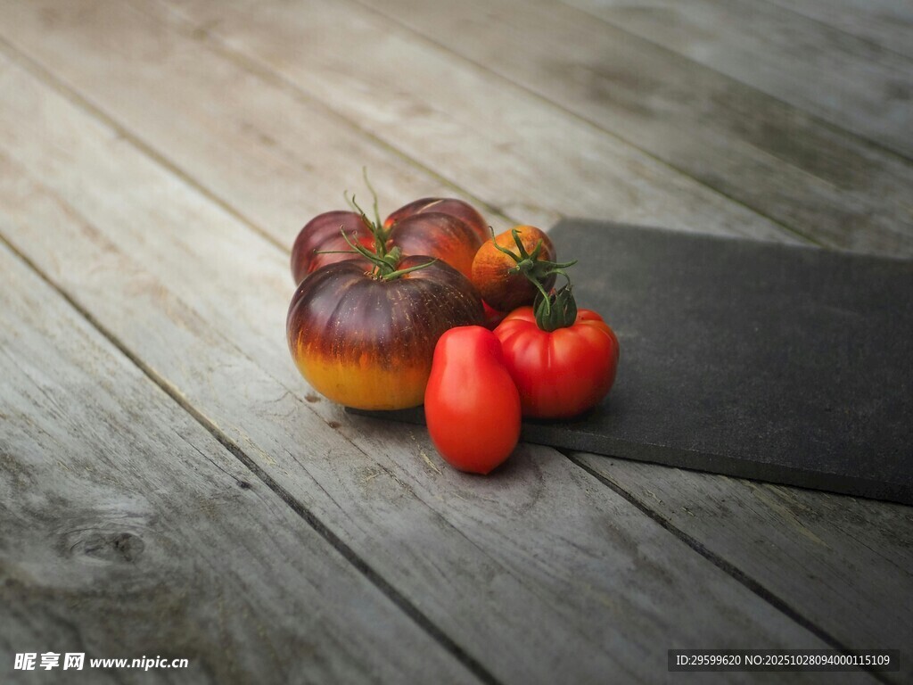 木桌上的多彩番茄与砧板