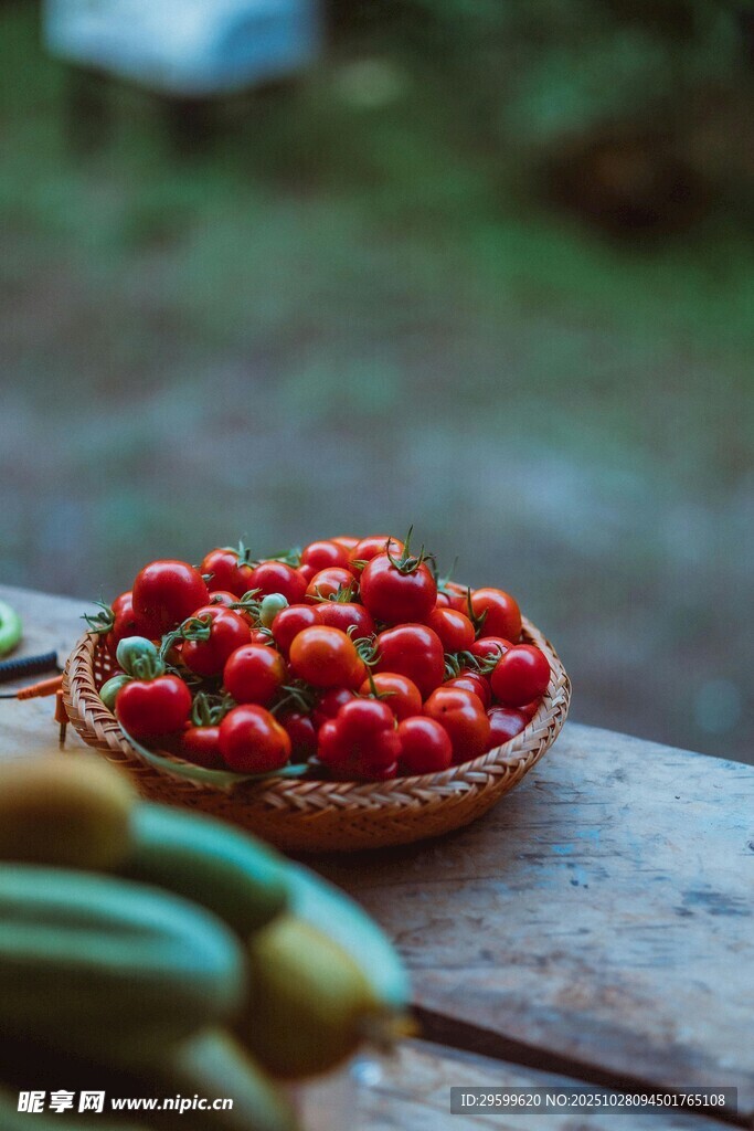 木桌上的新鲜蔬果组合