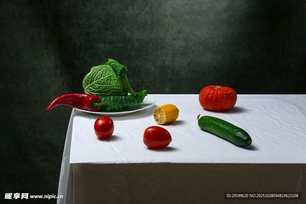 桌上多彩新鲜蔬菜组合